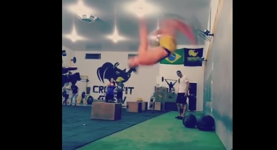 Боец UFC повторил трюк из «Матрицы»