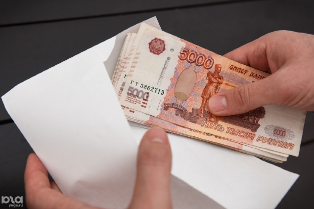 В Красноярском крае судебный пристав отказалась от взятки от хозяина закусочной и сдала его полиции. Грозит 8 лет