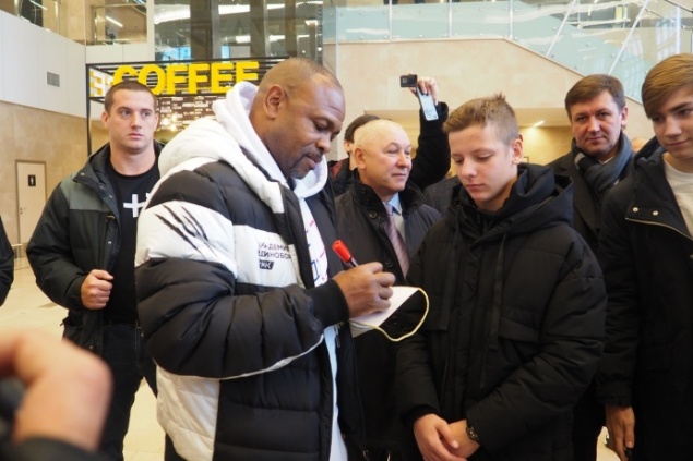 В Красноярск для отбора молодых спортсменов прилетел боксер Рой Джонс