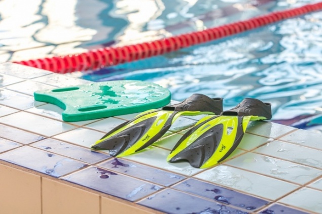 «Пришивали 2 часа»: медики рассказали, как оперировали девочку, которой оторвало палец в бассейне