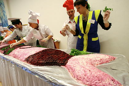 Россиян предупредили о размножающихся в новогодних салатах микробах