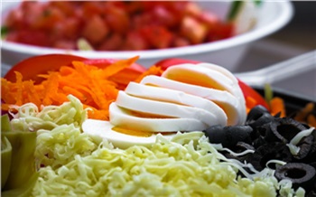 Красноярские специалисты рассказали о сроках хранения майонезных салатов и мясных блюд в кафе