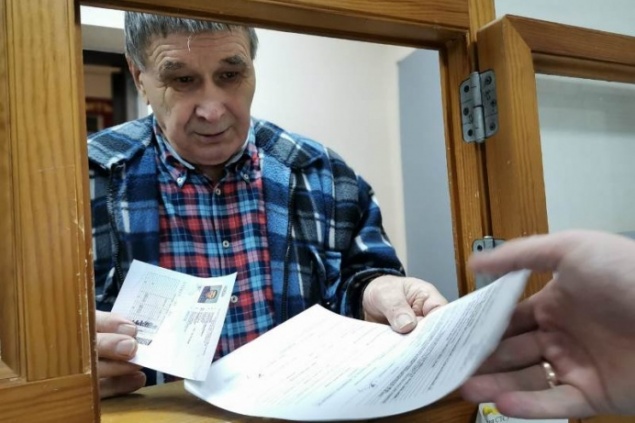 Первый инспектор Енисейска получил 5-е водительское удостоверение и рассказал, как сдавали экзамены раньше