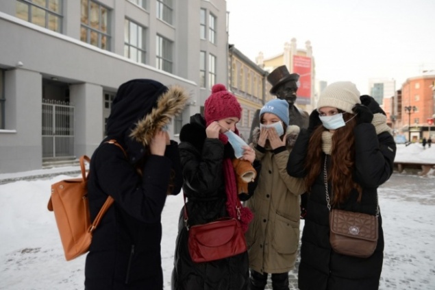 «Менять каждые три часа» и другие правила использования одноразовой медицинской маски