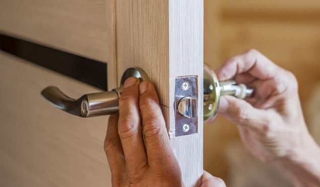 Установка замка в межкомнатную дверь