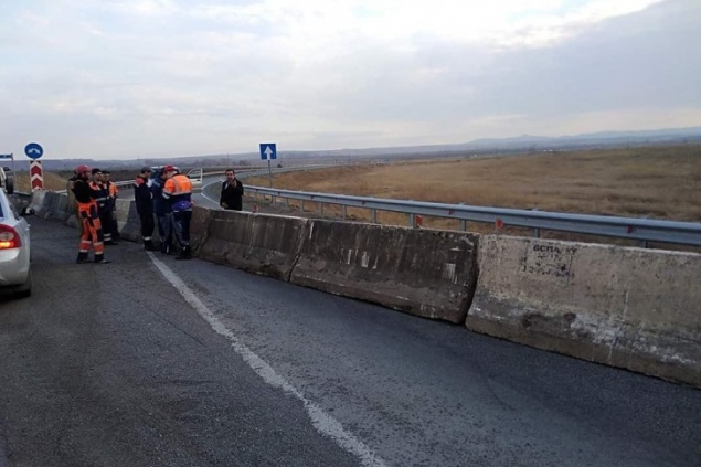 Съезды с федеральной трассы на Сосновоборск перегородили бетонными блоками