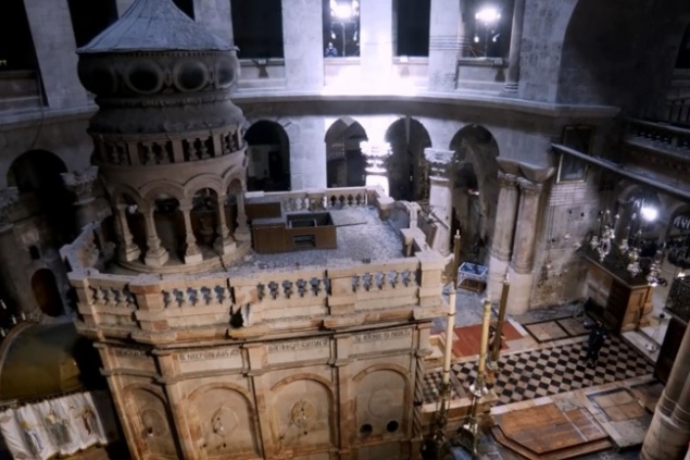 В Иерусалиме началась церемония освящения благодатного огня. Ее можно посмотреть онлайн