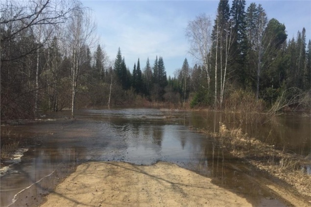 В Тюхтетском районе разлившаяся река перекрыла дорогу