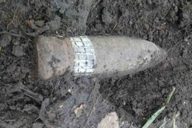 При подготовке грядок дачники нашли артиллерийский снаряд