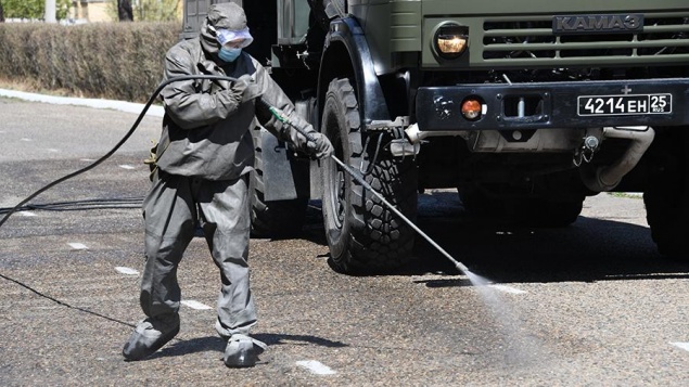 Военные провели дезинфекцию зданий в поселке на севере Красноярского края со вспышкой Covid-19