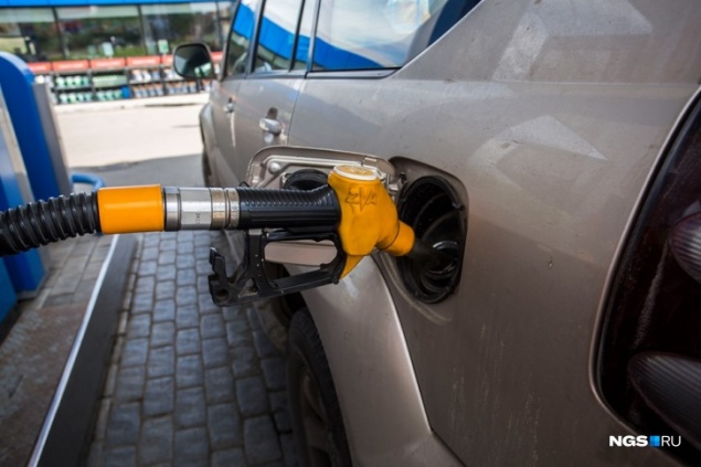 Почему у некоторых автомобилей лючок бензобака расположен с левой стороны