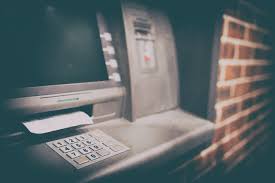 В Назарово пожилая женщина забрала забытые в банкомате деньги и попала под уголовное дело