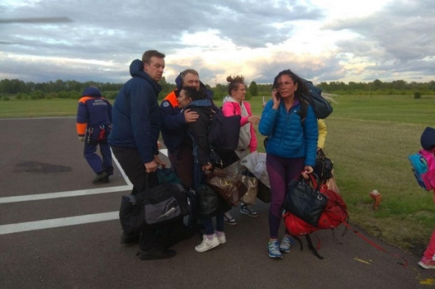 Вода подбиралась к палаткам: туристы застряли из-за потопа на островке, их случайно заметил вертолет