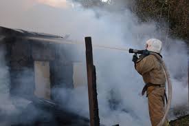 В Ужуре пожарные после тушения дома нашли в подполье тела двух мужчин. Убийцу уже задержали