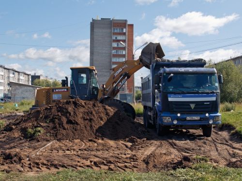 В Юго-Восточном районе Ачинска идёт установка четвёртой современной игровой площадки для юных горожан