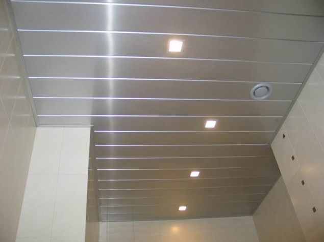 Как производится монтаж реечных потолков