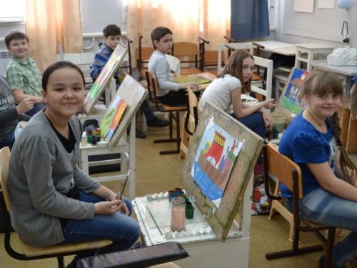 Юные ачинские художники получили новинки к учебному году