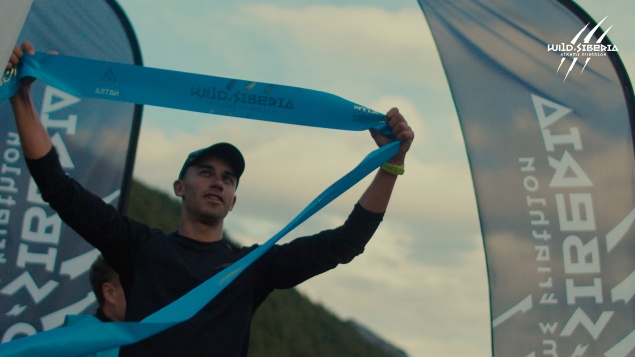 Красноярец за 12 часов преодолел больше 200 километров. Он плыл в холодной воде и бежал в крутую гору