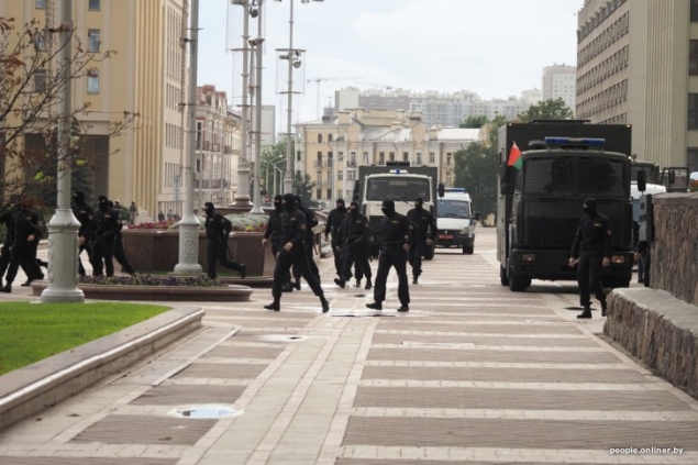 Оцепили площадь и повели людей в автозаки: на акциях протеста в Белоруссии задержали больше 200 человек