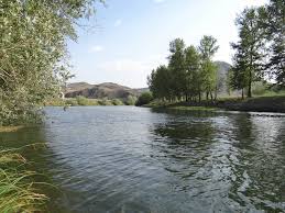 В Туве шестой день ищут выпавшего из лодки подростка. Его унесло течением по реке Малый Енисей