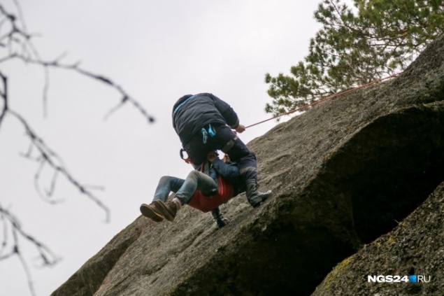 На «Столбах» турист сорвался со скалы и потерял сознание