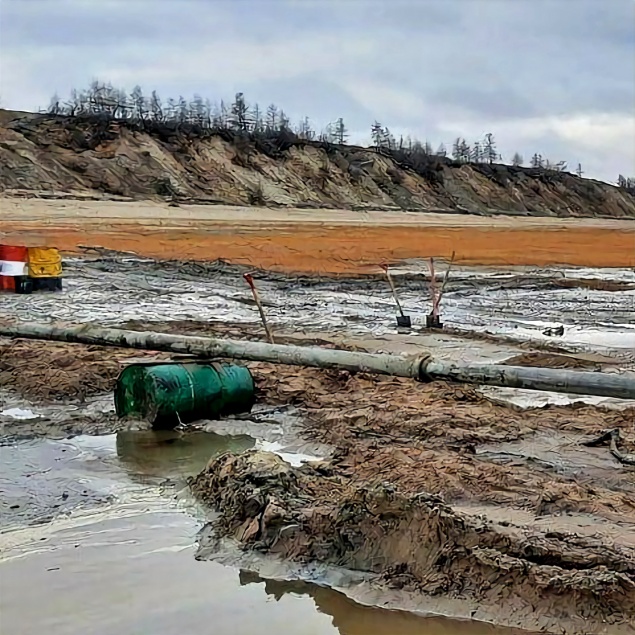 В Хатанге сняли режим ЧС после разлива топлива с танкера