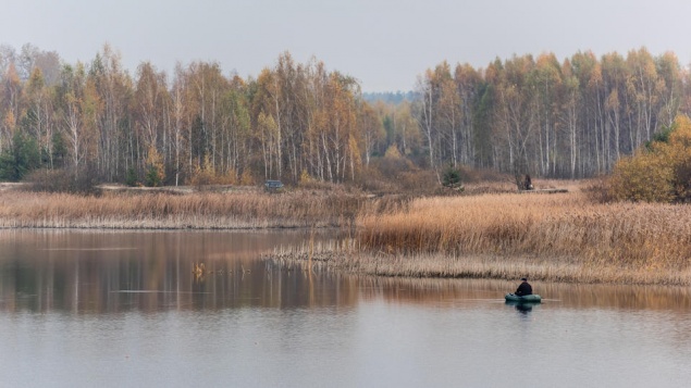 На Красноярском водохранилище волна перевернула лодки с рыбаками. Один погиб, пятерых удалось спасти