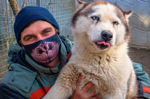 Работники «Роева ручья» сфотографировались с животными, чтобы призвать красноярцев носить маски