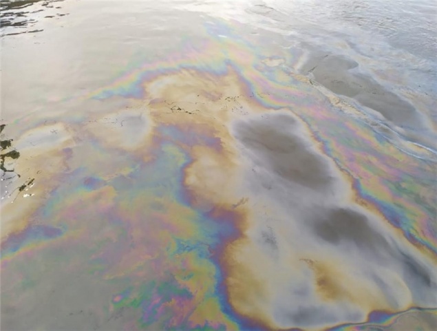 Прокуратура проверяет масляные пятна на Енисее