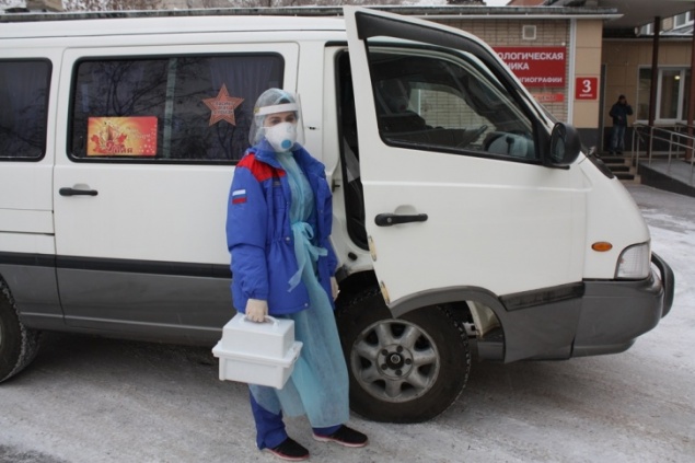 Красноярский театр оперы и балета передал свой автомобиль больнице для перевозки ковидных бригад