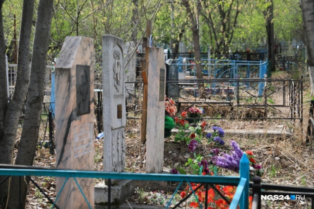 Что нужно делать, когда умер близкий. А если у него коронавирус? Инструкция