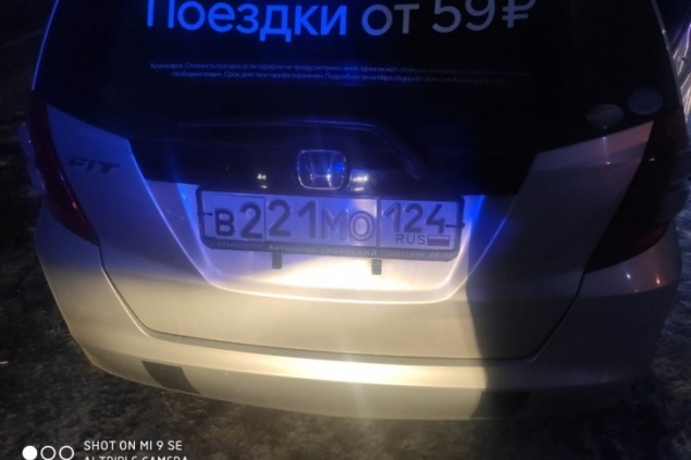 Хитрый таксист приклеил к госномеру другие цифры, чтобы не платить за парковку в аэропорту
