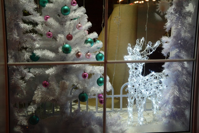 7 декабря в Ачинске стартует конкурс на лучшее новогоднее украшение торговых витрин к Новому 2021 году