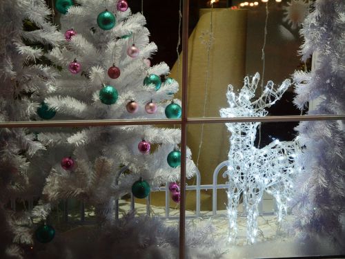 7 декабря в Ачинске стартует конкурс на лучшее новогоднее украшение торговых витрин к Новому 2021 году