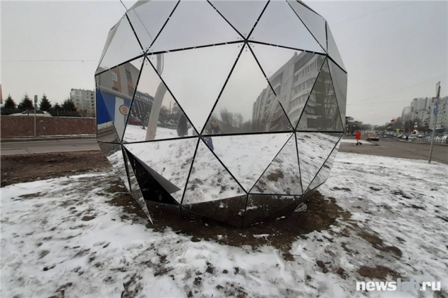 Новогодний арт-объект у СИЗО-1 в Красноярске начал разрушаться через месяц после установки