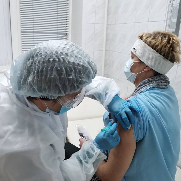 В Красноярском крае прививки от коронавируса получили более 700 человек