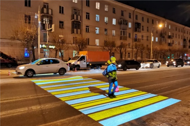 В Красноярске появился первый проекционный пешеходный переход