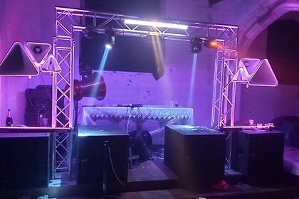 Участники подпольной вечеринки разгромили историческую церковь в Великобритании