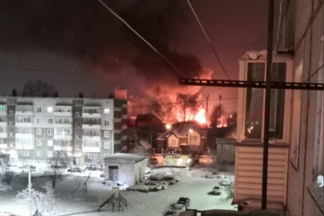 В Ачинске сгорел склад с автомобилями