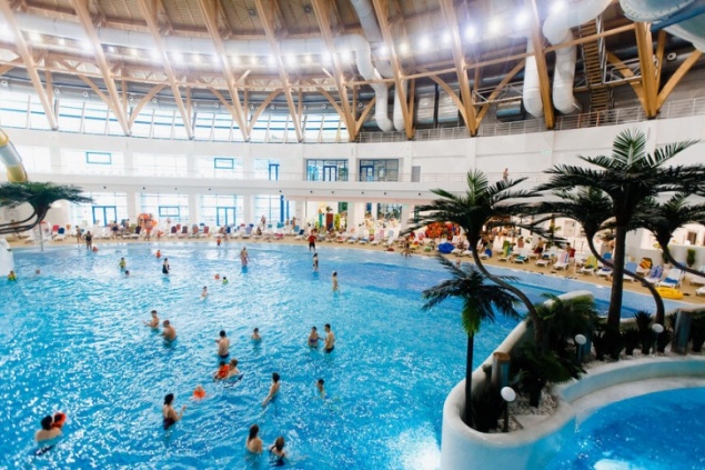 «Сказали ждать на улице»: красноярцы с купленными билетами в аквапарк Новосибирска попали в давку на входе