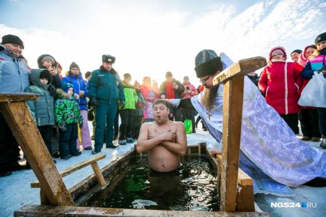 Массовые купания на Крещение в Красноярске отменили из-за пандемии
