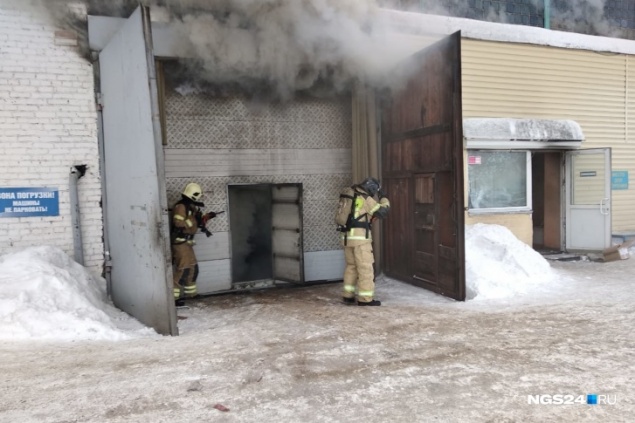 В загоревшемся складе запчастей на Калинина ищут рабочего