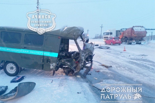 КАМАЗ влетел в машину судмедэкспертизы: есть погибший