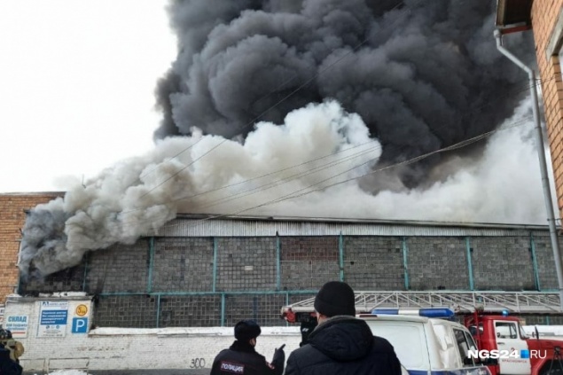 Директора и завхоза сгоревшего склада, где погибли четыре человека, оправили под арест