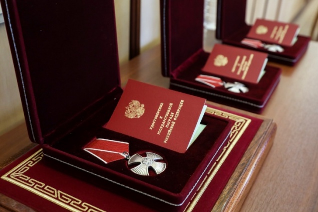 Родственникам погибших пожарных перед похоронами вручили орден Мужества