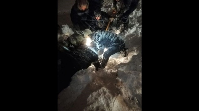 Жительница Новокузнецка провела 10 часов в снежном плену. Ее завалило при очистке дачной крыши от снега