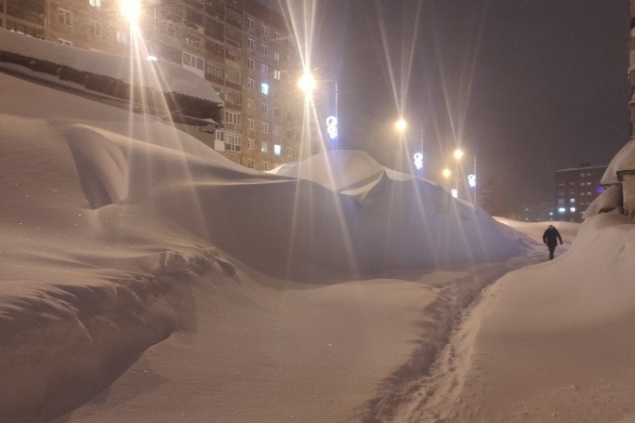 В Норильске погрузчики разбивают машины при уборке сугробов. Объясняем, почему на них не жалуются