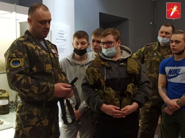 «Не бывает маленькой войны»: в Ачинске проходят тематические встречи подрастающего поколения с участниками локальных войн