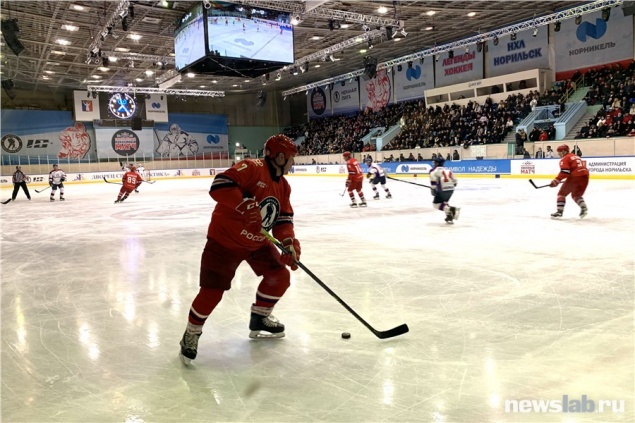 Матч с легендами хоккея в Норильске собрал более 3 миллионов рублей на благотворительные цели