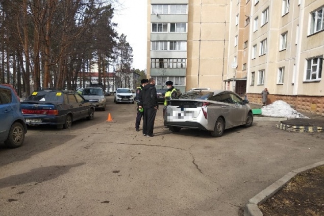 Водитель задним ходом сбил коляску с 9-месячным мальчиком